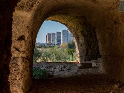 Entriamo cos� nell�ipogeo, percorrendo un corridoio voltato a botte. Un arco si apre su una parete come fosse una finestra, permettendoci di osservare l�area appena lasciata